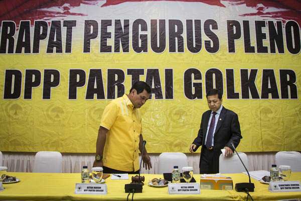 Ketua Umum DPP Partai Golkar Setya Novanto (kanan) bersama Ketua Harian DPP Partai Golkar Nurdin Halid bersiap memimpin rapat pleno DPP Partai Golkar di Kantor DPP Partai Golkar, Palmerah, Jakarta, Selasa (18/7)./ANTARA-Aprillio Akbar