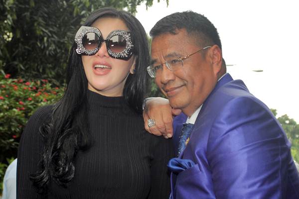  Saat Dampingi Syahrini, Hotman Paris Hutapea Kenalkan Duo \'Hotman Junior\'