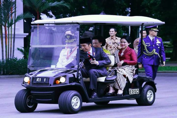  Momen Ketika Presiden Jokowi Jadi \'Sopir\' Raja Yogyakarta