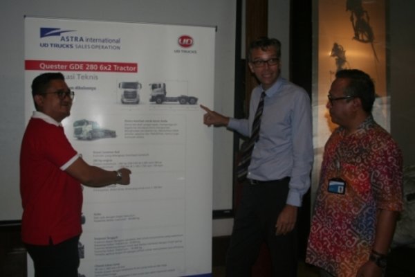 Marketing Director PT Volvo Indonesia Jurn Terpstra (tengah) bersama dengan Head of Product Management PT Volvo Indonesia Theo Wibisono (kiri) dan Branch Manager UD Trucks Malang Sudarmanto (kanan) di Malang, Selasa (10/10/2017). UD Trucks mengejar pangsa truk tipe medium duty di Jatim pada 2020 dengan mengandalkan kompetitif a.l teknologi UD Telematics Services./Choirul Anam