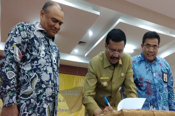 Kepala Kanwil DJP Sumut 1 Mukhtar (kiri), Gubernur Sumut Tengku Erry Nuradi (tengah) dan Kepala Kanwil DJP Sumut 2, saat penandatanganan MoU Inklusi Kesadaran Pajak, di Medan, Selasa 10 Oktober 2017./JIBI - Yoseph Pencawan