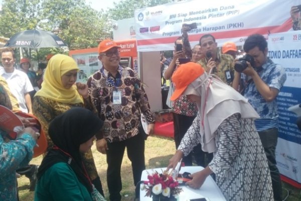 Menteri Sosial Khofifah Indar Parawansa dan CEO BNI Kantor Wilayah Semarang, Eben Eser Nainggolan memperhatikan simulasi penarikan bantuan PKH melalui Agen46 di Semarang. BNI secara nasional telah menyalurkan bantuan PIP kepada 1,03 juta siswa SMA dan 834.564 SMK senilai total Rp 1,6 triliun./Anggara Pernando