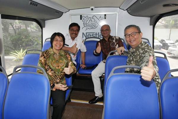  Nestle Serahkan Bus Tingkat Pariwisata Kepada TransJakarta