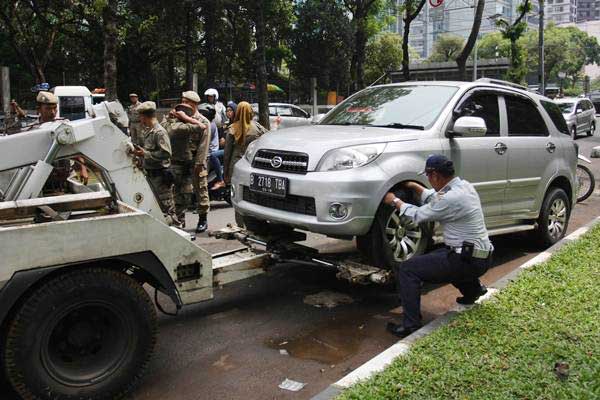  PERPARKIRAN DI JAKARTA  : Pemerintah Perlu Batasi Pembelian Mobil 