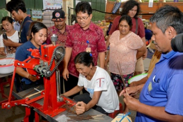  Isi Waktu Luang, Pengungsi Belajar Membuat Dupa & Kerajinan