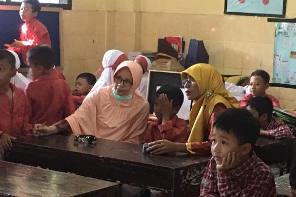  Standard Chartered Bank Pemeriksa Mata Gratis 550.000 Anak NTB