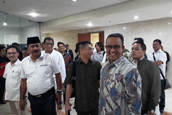  PELANTIKAN ANIES-SANDI : Karangan Bunga Ahok-Djarot Dipindah ke Monas, Balai Kota untuk Anies-Sandi