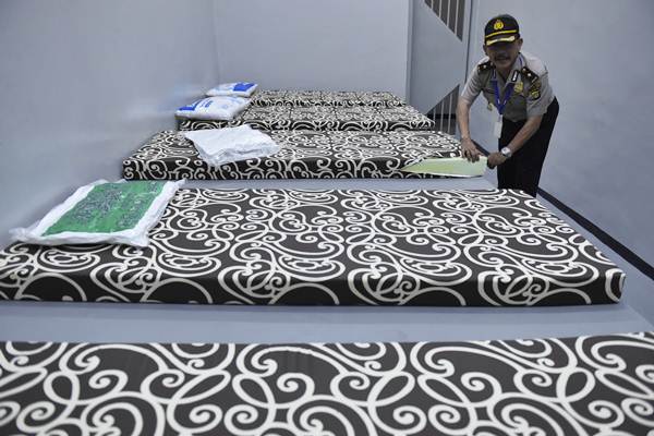 Anggota Kepolisian meninjau sel tahanan Komisi Pemberantasan Korupsi (KPK) saat peresmian di Gedung Merah Putih KPK, Jakarta, Jumat (6/10)./ANTARA-Puspa Perwitasari