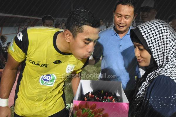  Kiper Choirul Huda Meninggal Usai Bela Persela. Dada Kiri Cidera Tertabrak Pemain Lain