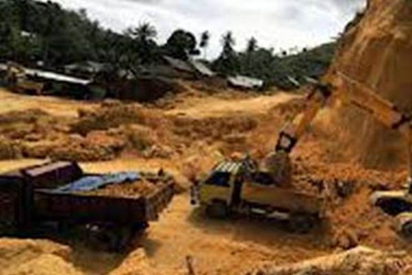  PENATAAN PERIZINAN BERMASALAH : Mengurai Benang Kusut Pertambangan