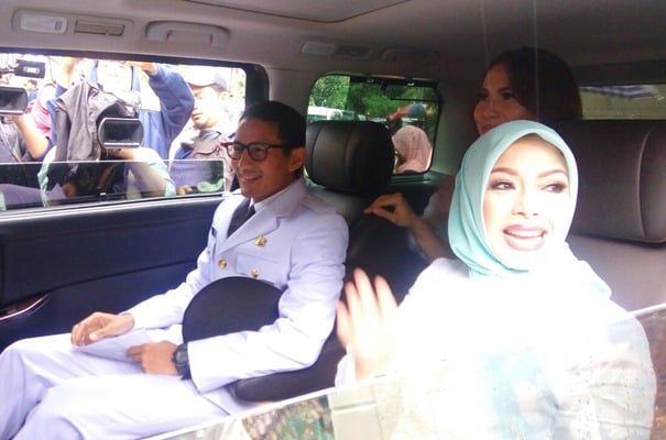  Kena Gerimis, Sandiaga Menolak Dipayungi Ajudannya