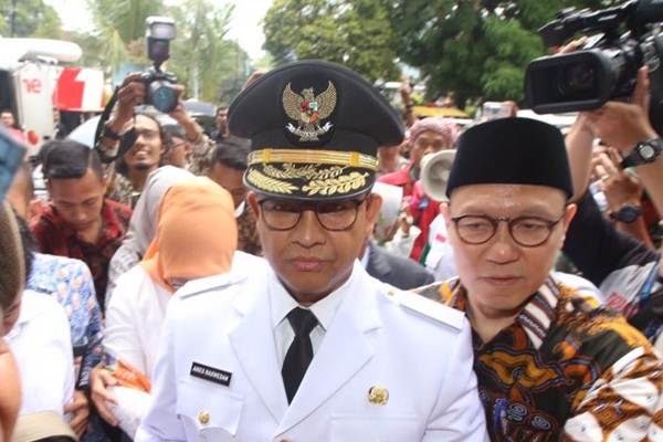  PELANTIKAN ANIES-SANDI : Sidang Paripurna Istimewa DPRD DKI Batal