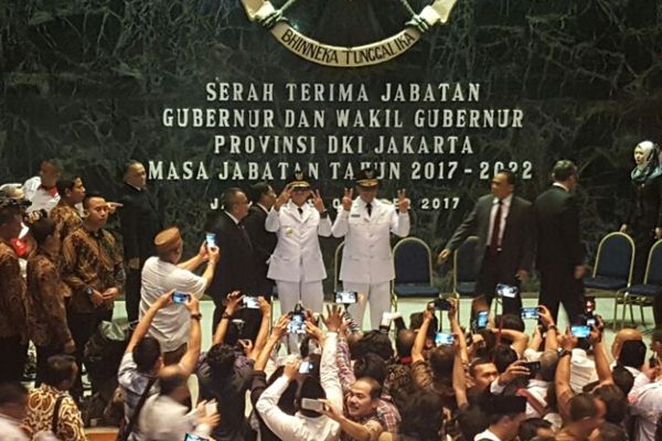  Selesai Sertijab, Anies-Sandi \"Salam Dua Jari\"