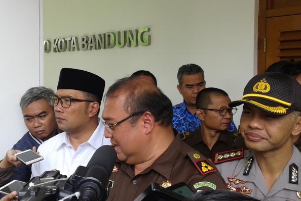  Kejari Serahkan Uang Rp10 Miliar ke Pemkot Bandung dari Hasil Korupsi Bansos