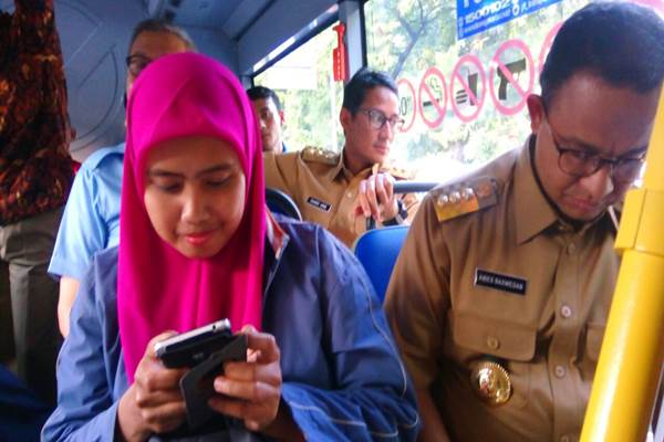  Anies-Sandi Naik Transjakarta