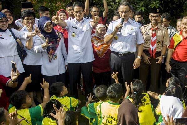  Gebrakan Anies-Sandi Tunggu Rapat Paripurna DPRD DKI