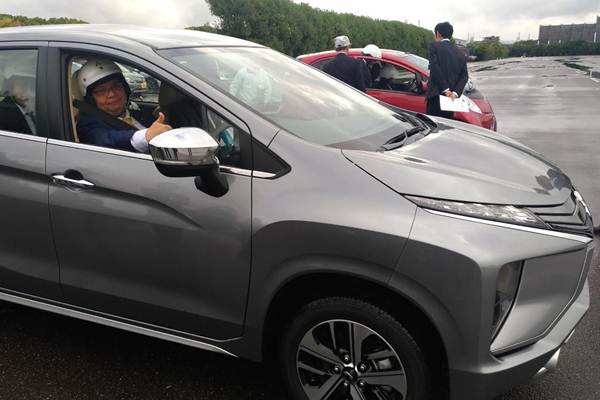  Begini Gaya Menperin Airlangga Hartarto Test Drive Mitsubishi Electric Vehicle