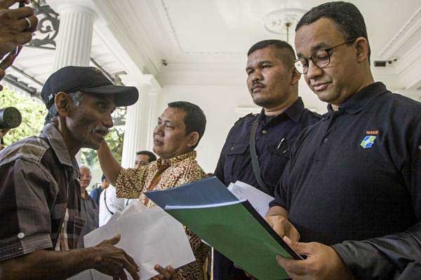  Anies Melayat ke Rumah Korban Meninggal Banjir Cipete Utara