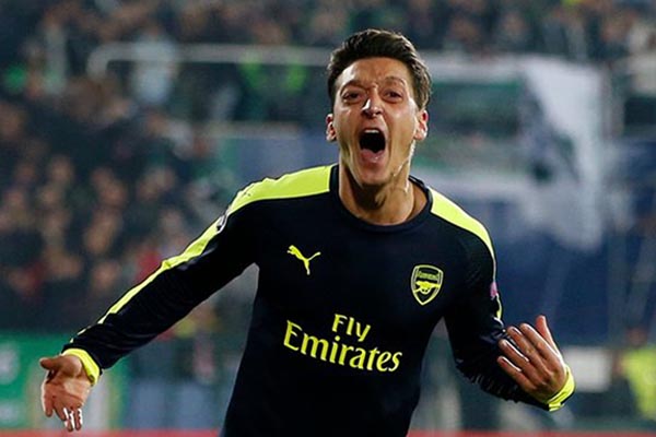  Liga Inggris: Inilah Ragam Topik Suratkabar di Inggris: Ozil ke MU?