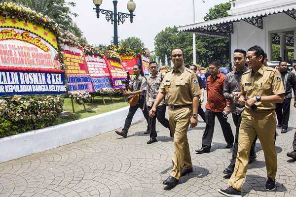  Run to Work : Sandiaga Uno Temukan 100 Lubang Lebih di Trotoar