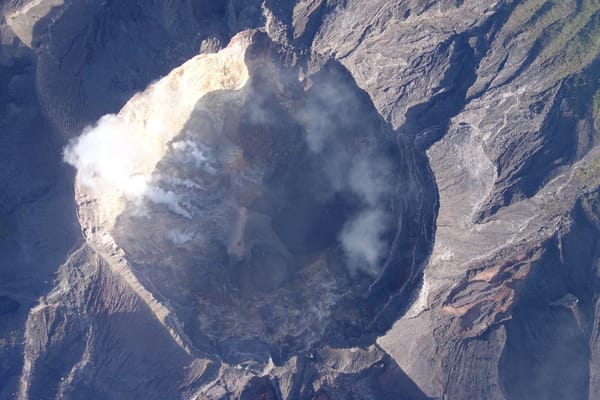  Hasil Pemotretan Drone: Rekahan di Kawah Gunung Agung Meluas