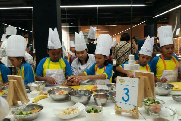  Kenalkan Makanan Sehat Lewat Memasak