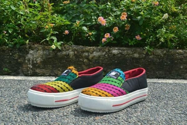  Bergaya Muda dengan Sneakers Tenun