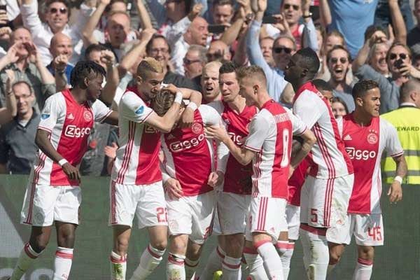  Hasil Liga Belanda: Ajax Lumat Feyenoord, PSV Bantai Heracles