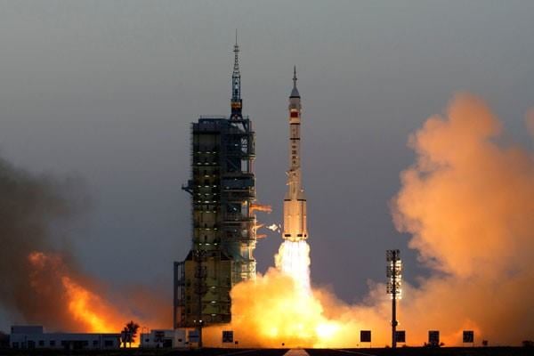 Pesawat Ulang Alik Shenzhou-11 yang membawa astronot Jing Haipeng dan Chen Dong meluncur dari landasan luncur di Jiuquan, Senin (17/10/2016)./Reuters