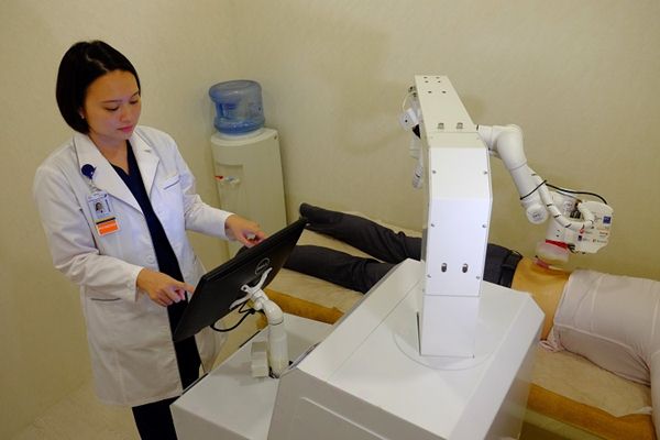  Robot Tukang Urut Bernama Emma Praktik di Singapura