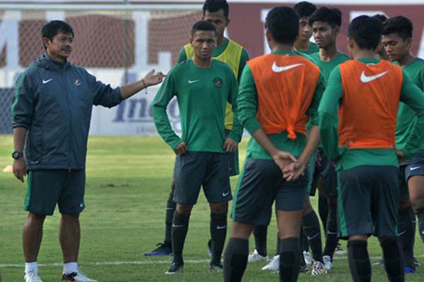 Pelatih Timnas Indonesia U-19 Indra Sjafri (kiri) memimpin latihan skuat asuhannya/Antara-Fikri Yusuf