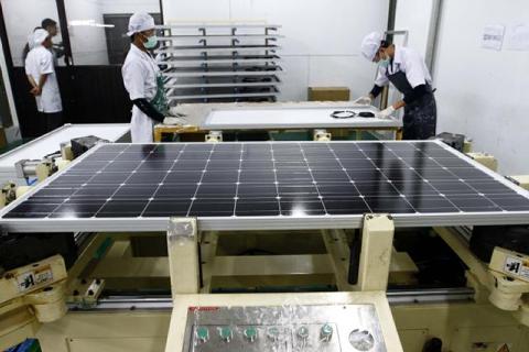  ENERGI TERBARUKAN : PJB—Pemkot Surabaya Bangun Solar Panel