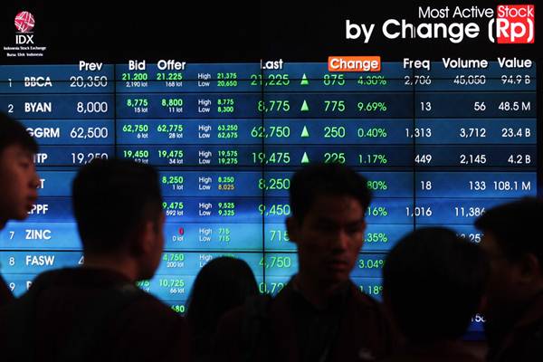 Pengunjung beraktivitas di dekat layar papan elektronik yang menampilkan indeks harga saham gabungan (IHSG) di kantor PT Bursa Efek Indonesia di Jakarta, Senin (23/10)./JIBI-Dedi Gunawan