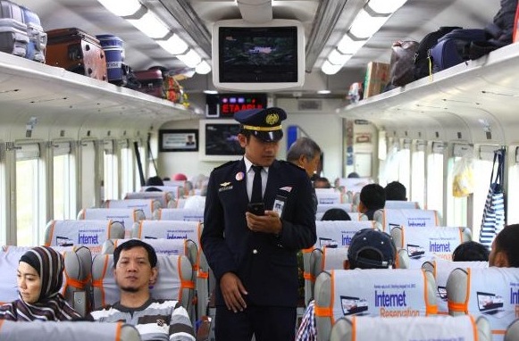  KA Turangga Relasi Surabaya-Bandung Nyaris Kecelakaan