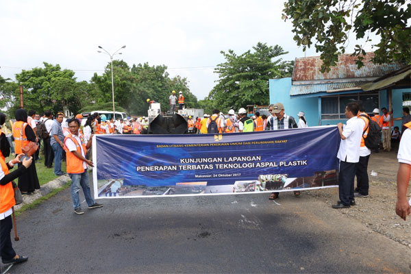  Kementerian PUPR Lanjutkan Ujicoba Aspal Plastik di Maros