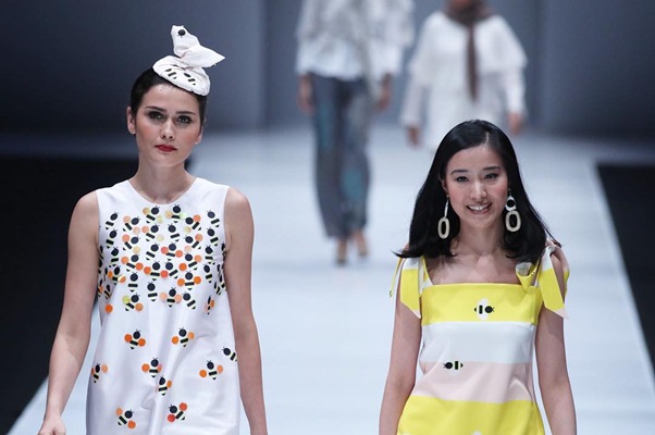  Koleksi Lebah Gloria Agatha di Jakarta Fashion Week 2018