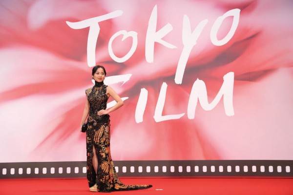  Karina Salim Bergaun Batik di Karpet Merah Festival Film Internasional Tokyo 2017