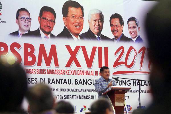 Wakil Presiden Republik Indonesia Jusuf Kalla berbicara sebelum membuka Pertemuan Saudagar Bugis Makassar (PSBM) XVII di Makassar, Sulsel, Sabtu (1/7)./JIBI-aulus Tandi Bone