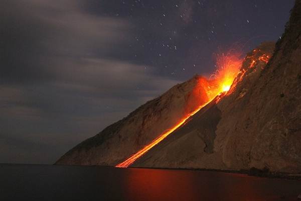  WISATA LAVA: Unik, Gunung Berapi Ile Batu Tara Ini Meletus Setiap 20 Menit