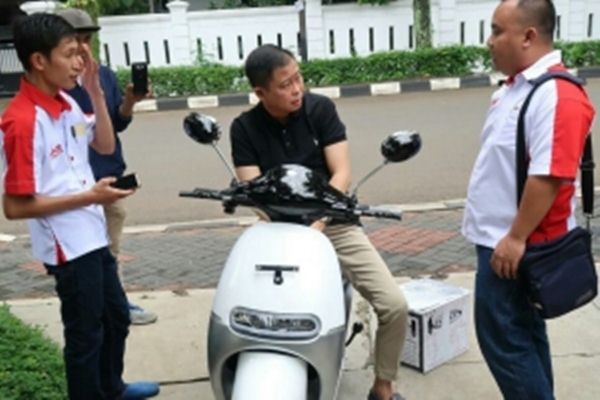  Ignasius Jonan Beli Sepeda Motor Listrik, Untuk Apa? 