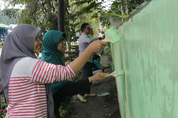  Ramai-Ramai Mengecat Dua Desa, Toba Pulp Kerahkan Para Karyawan