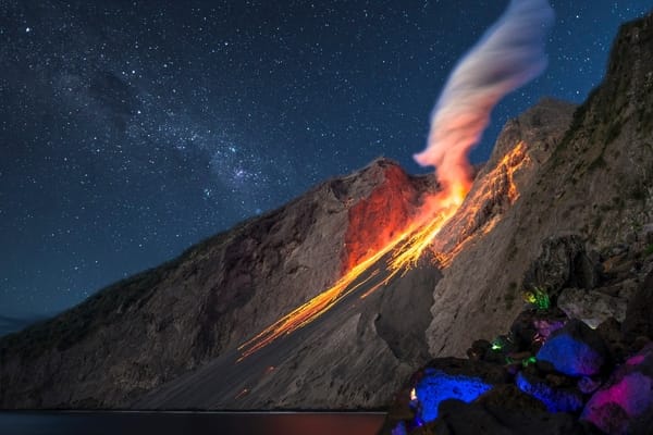  Keunikan Gunung Batu Tara, Meletus Setiap 20 Menit