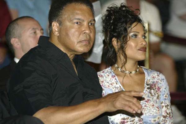 File foto 2002: Petinju legendaris Muhammad Ali (kiri) bersama putrinya, Rasheda./Heavy.com