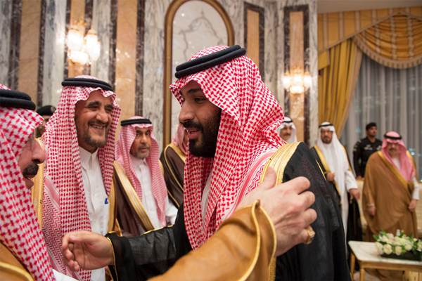 Putra Mahkota Arab Saudi Mohammed bin Salman berjabat tangan dengan anggota keluarga kerajaan saat upacara pemberian janji setia di Mekah, Arab Saudi 21 Juni 2017./Reuters