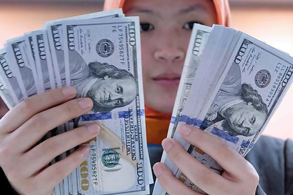  Krisis Catalonia Bebani Euro, Dolar Masih Bergerak di Level Tertinggi 