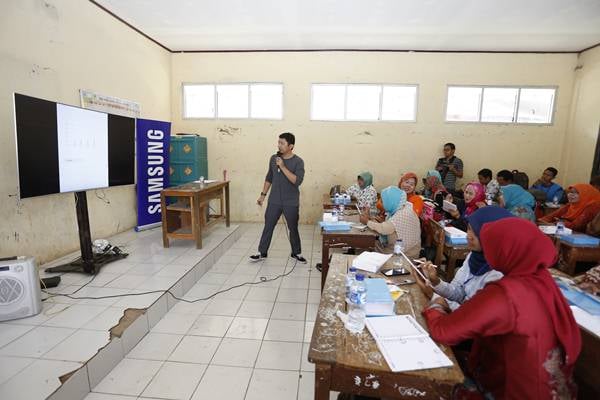  70 Karyawan Samsung Renovasi Bangunan SD di Rumpin Bogor