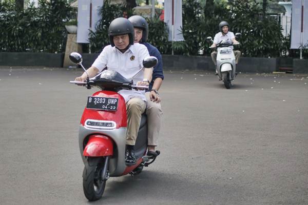  Jonan Dukung Penjualan Sepeda Motor Listrik Viar