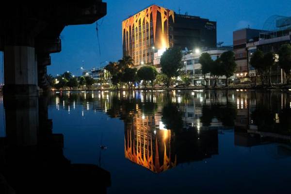 Hotel Alexis dan Griya Pijat Alexis tampak dari seberang jalan Martadinata, Jakarta, Senin (30/10)./JIBI-Felix Jody Kinarwan