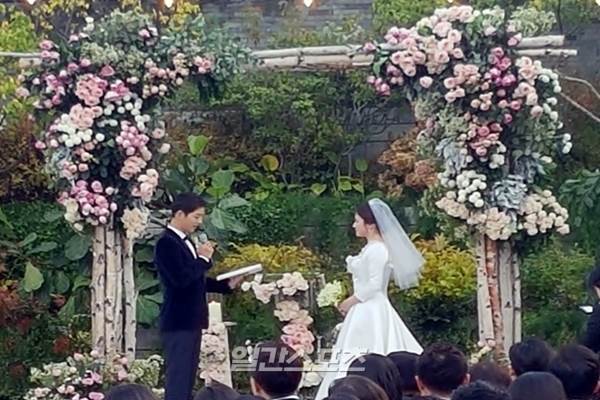  Ini Foto-foto Pernikahan Song Joong-ki dan Song Hye-kyo