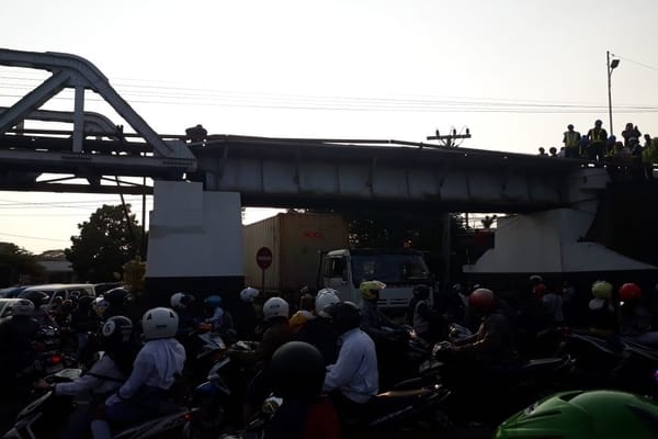  Trailer \'Nyantol\' Jembatan di Malang, Ini Langkah KAI